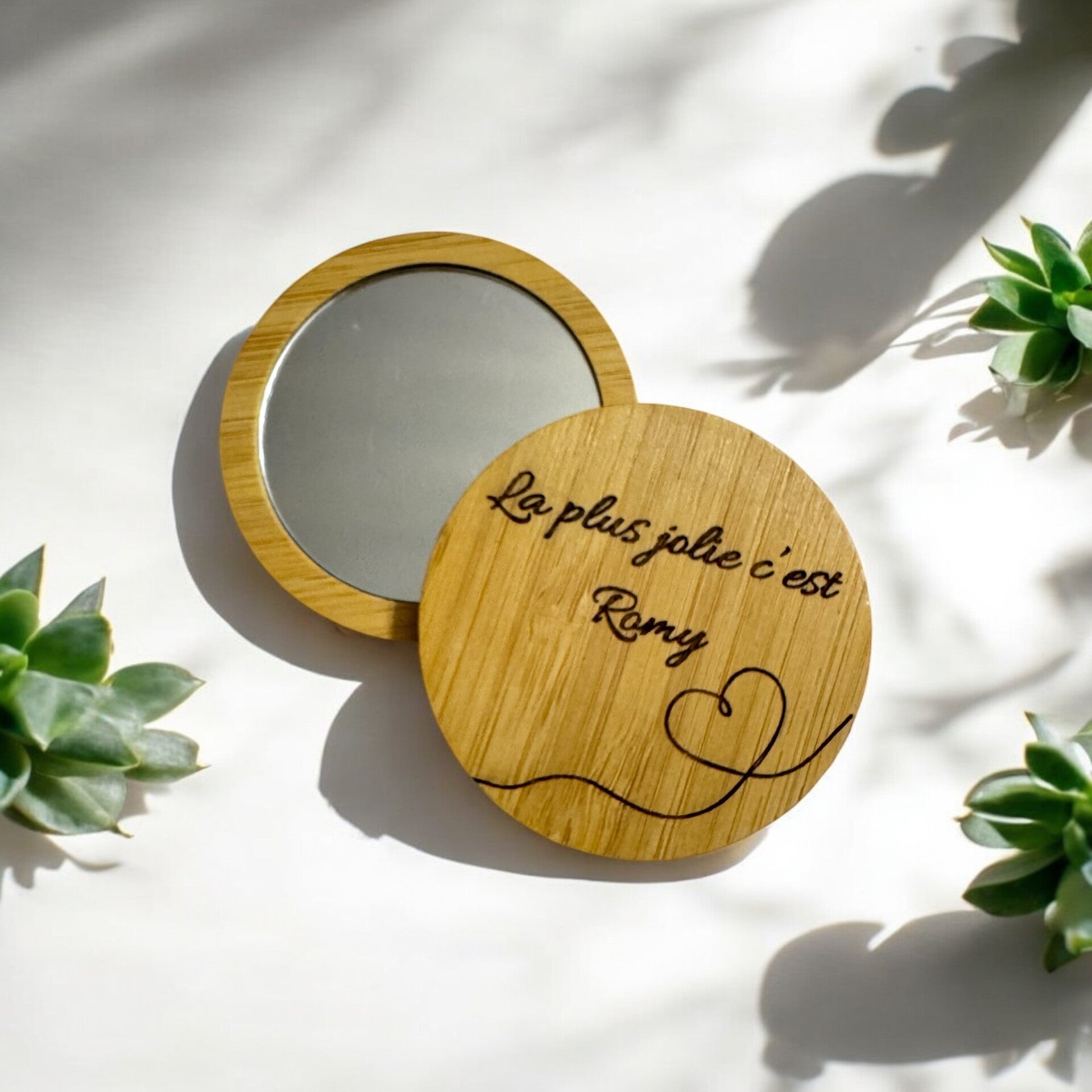 Miroir en bois gravé personnalisé