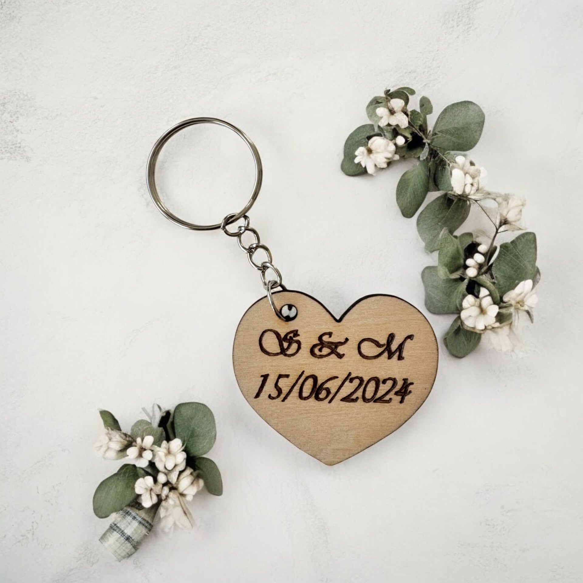Porte-clé cadeau invités de mariage personnalisé avec initiales et date