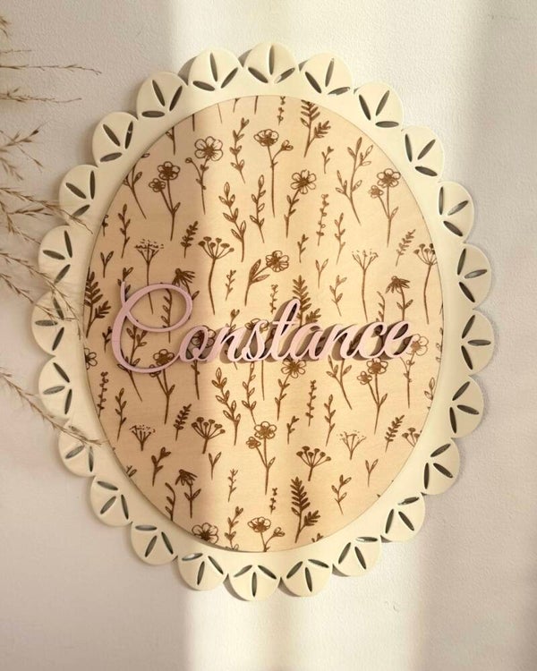 Plaque prénom personnalisée en bois – Motif floral