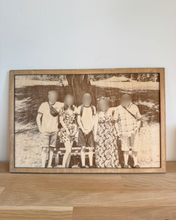 Photo gravée personnalisée en bois avec contour coloré  formats A4 ou 30 x 40 cm