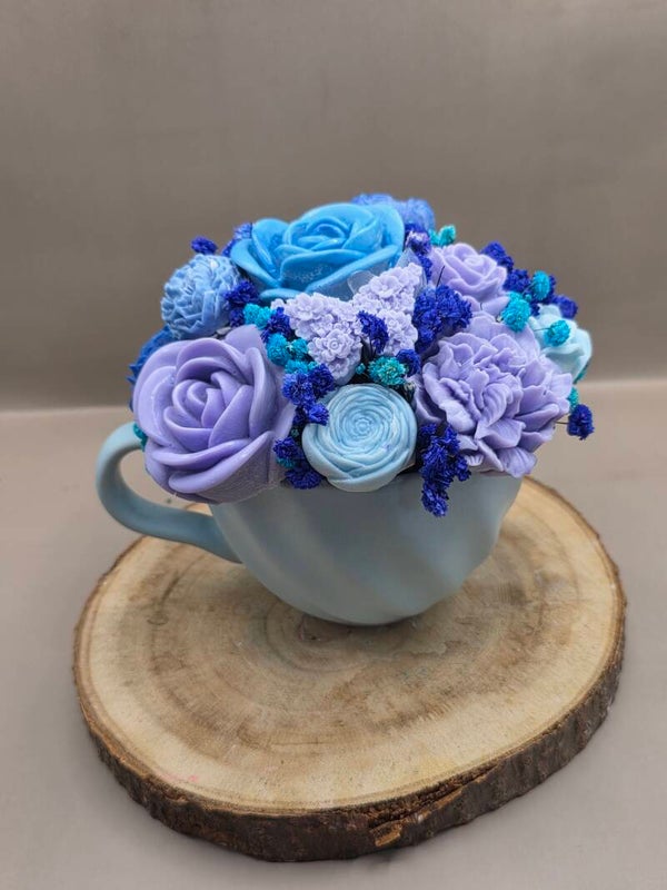 Keramiktasse mit Blumenstrauß
