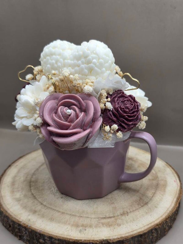 Keramiktasse mit Blumenstrauß