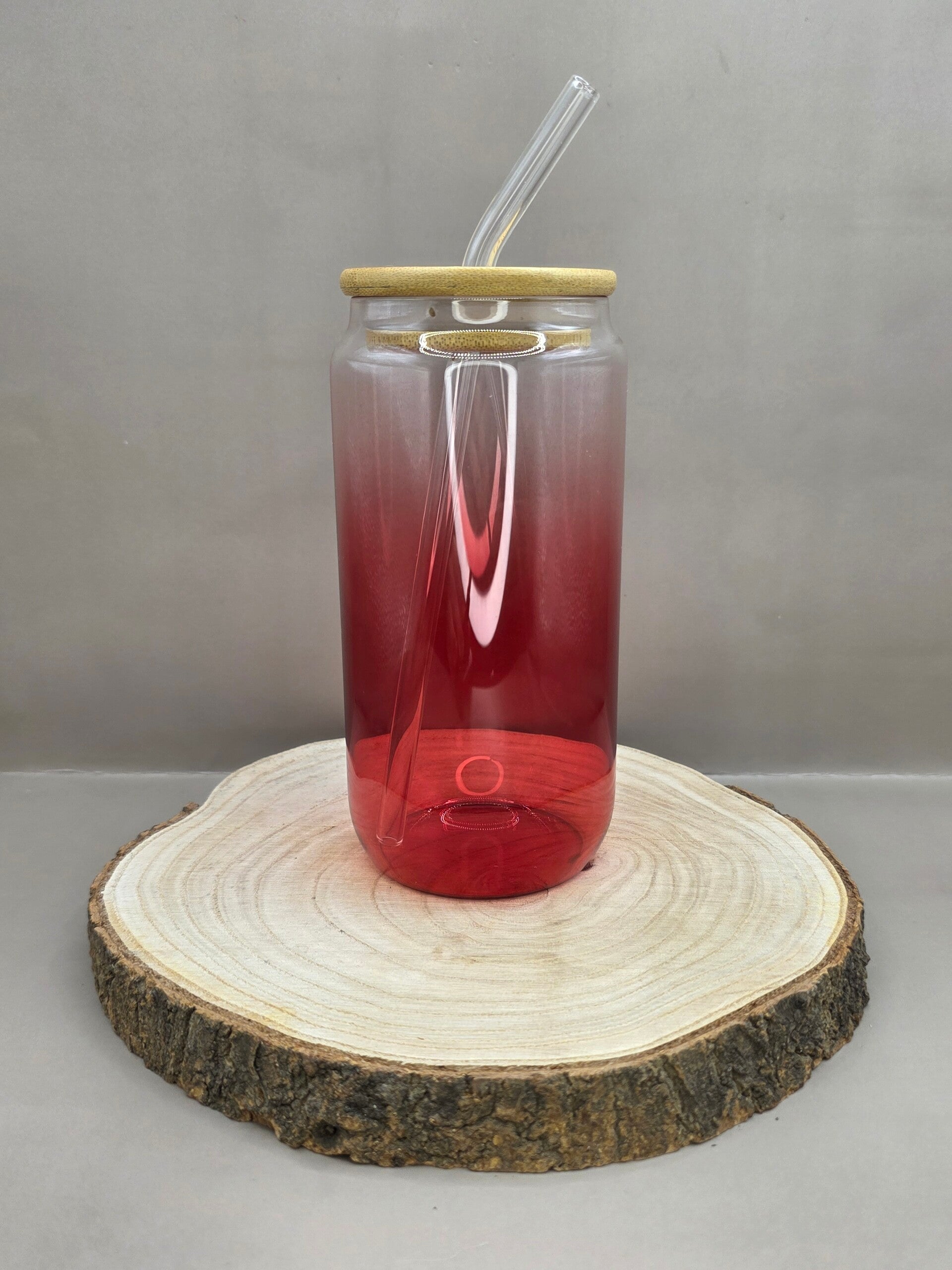 Trinkglas farbig mit Deckel und Strohhalm