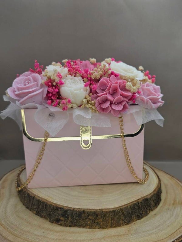Blumenstrauß in Handtasche