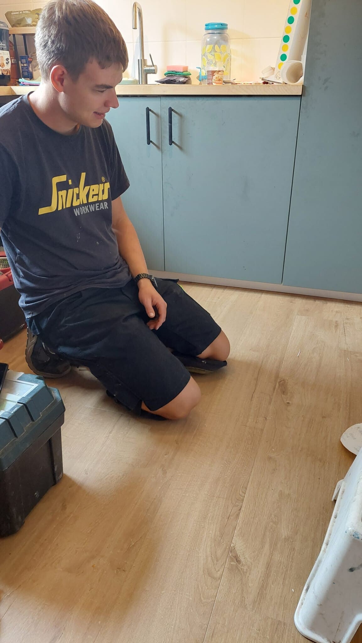 Klusmaat Tibeau aan het werk in Lubbeek
