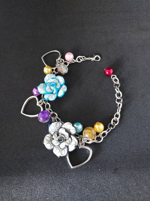Bedel armband met hartjes en bloemen blauw