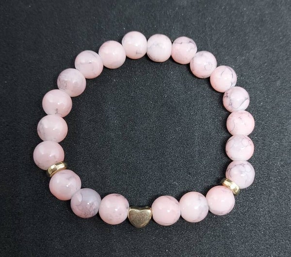 armbandje roze marmerglaskralen en goud hartje