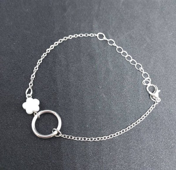 armbandje ronde bedel en witte bloem