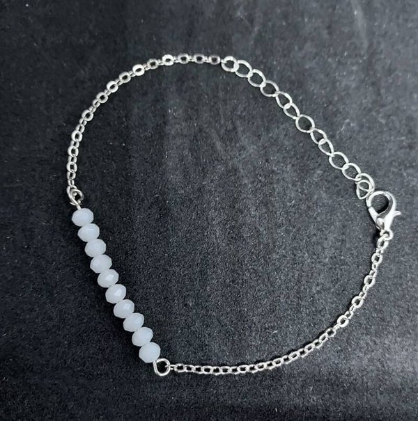 armbandje met rij witte kralen
