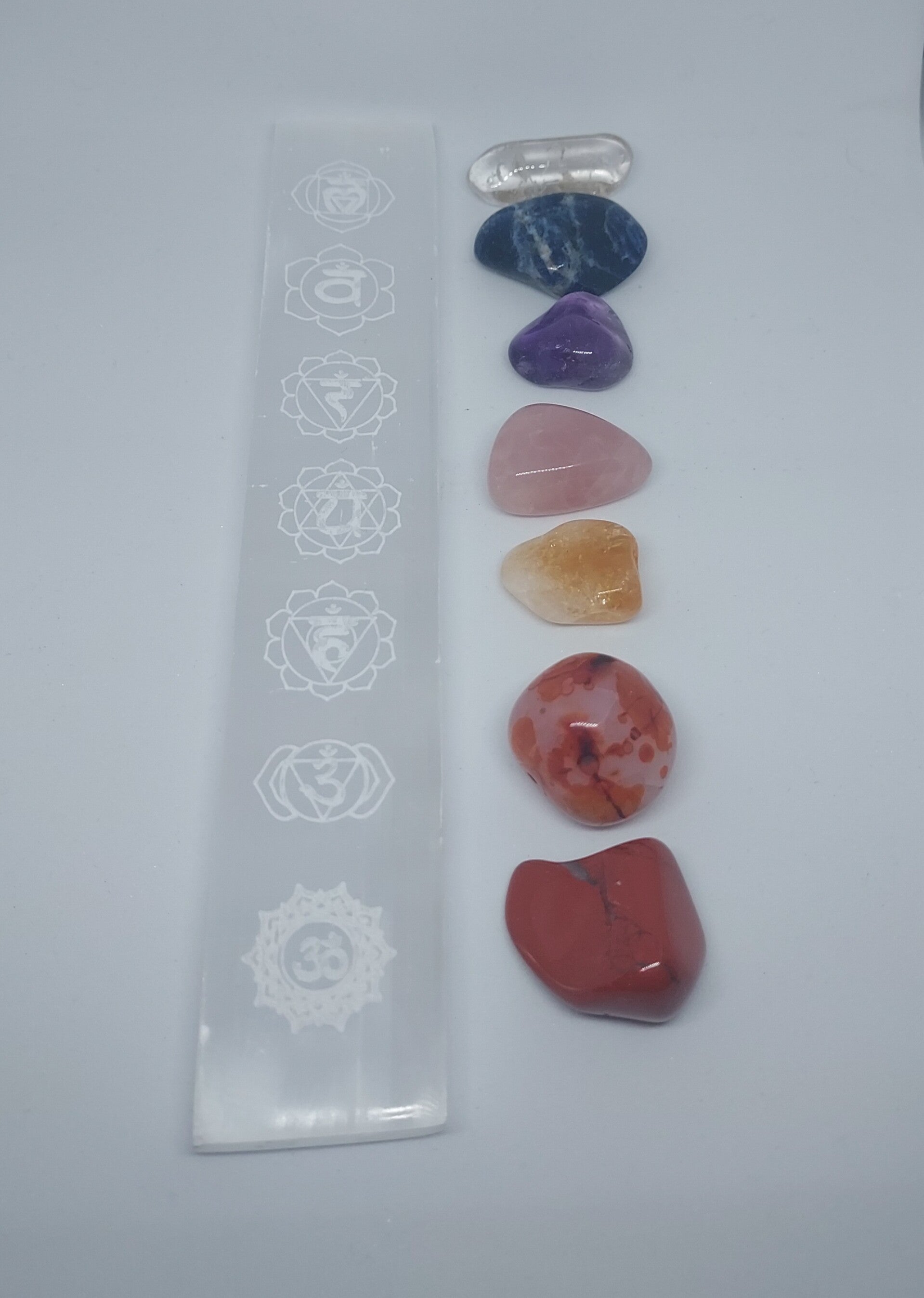 Chakra edelstenen met seleniet staaf
