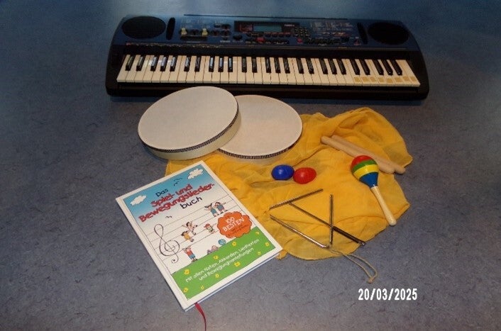 Kinder sitzen auf dem Boden im Kreis und untersuchen die Steine