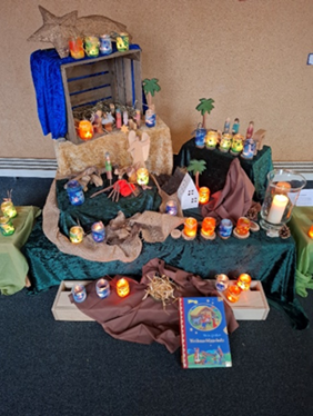 Kinder sitzen auf dem Boden im Kreis und untersuchen die Steine