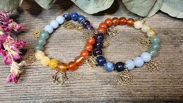 Armband mit Chakren Perlen und Symbol Anhängern