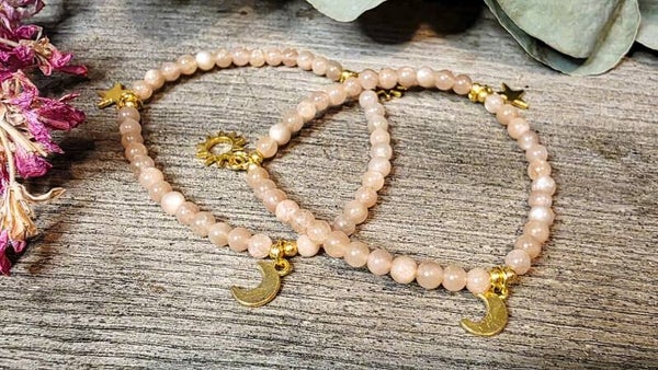 Armband Sonnenstein 4 mm Perlen sowie Sonne, Mond & Stern Anhängern