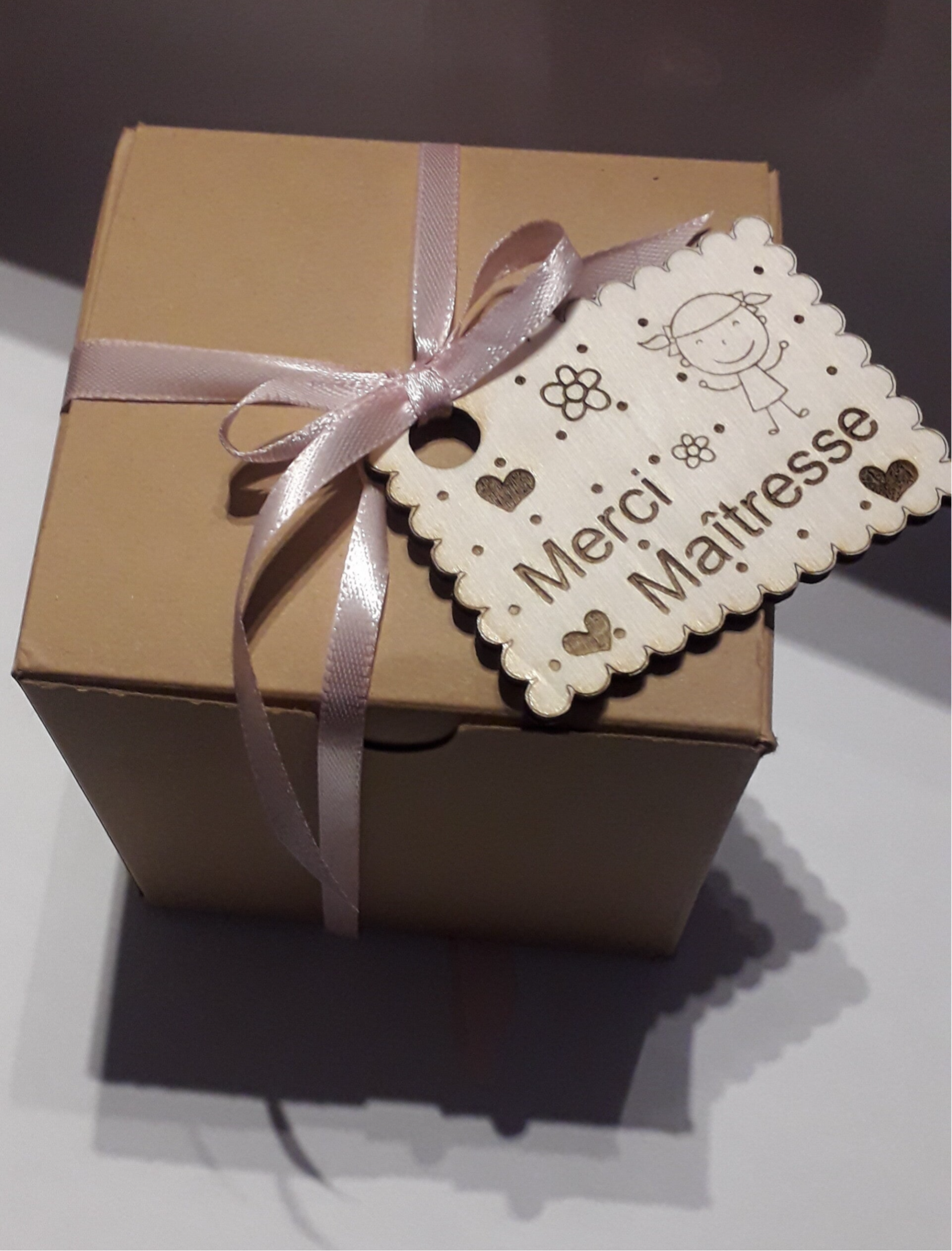 Cadeau maîtresse personnalisé – Biscuit en bois 🍪