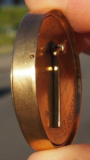Positioneer de medallion zonnewijzer