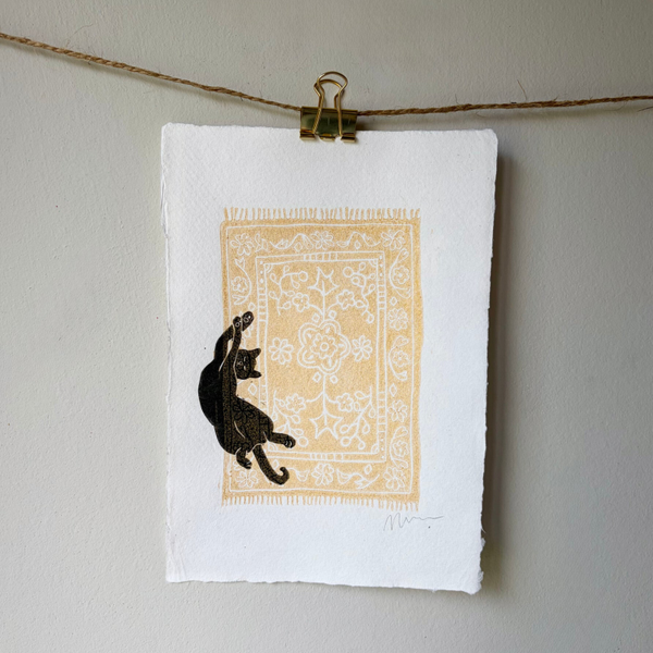 Lino print - cat on rug gold A5
