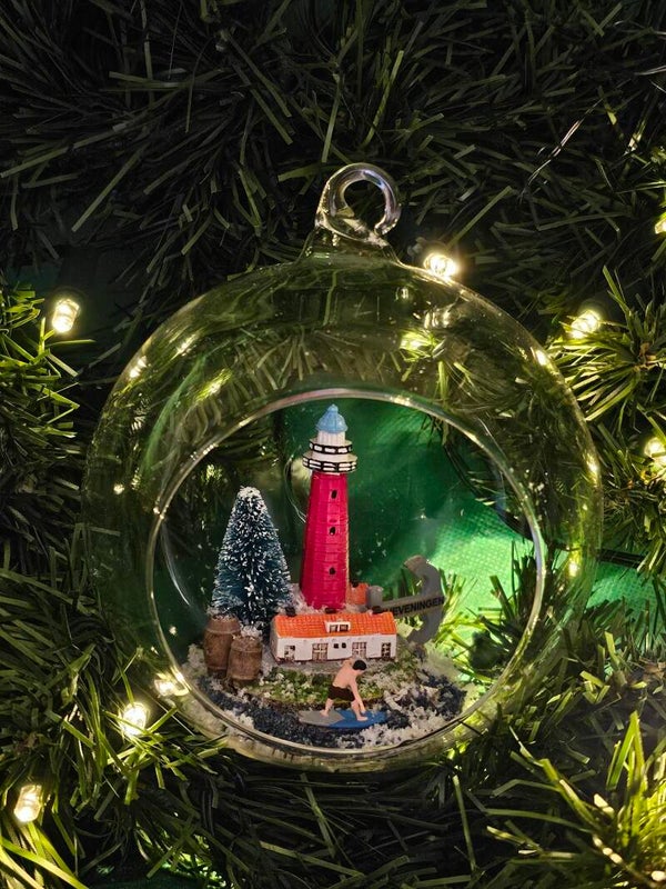 Grote glazen kerstbal - surfer-  Scheveningen reserveren