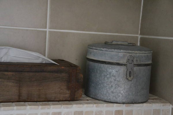 Zinken voorraadblik rond met deksel