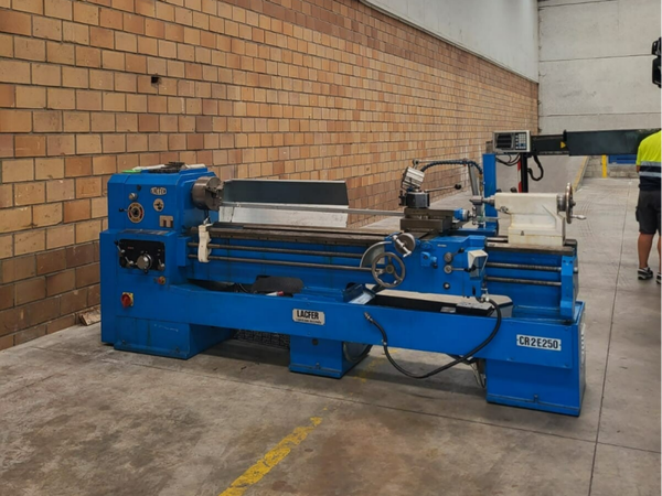 Torno paralelo convencional  LACFER modelo CR2-E250.