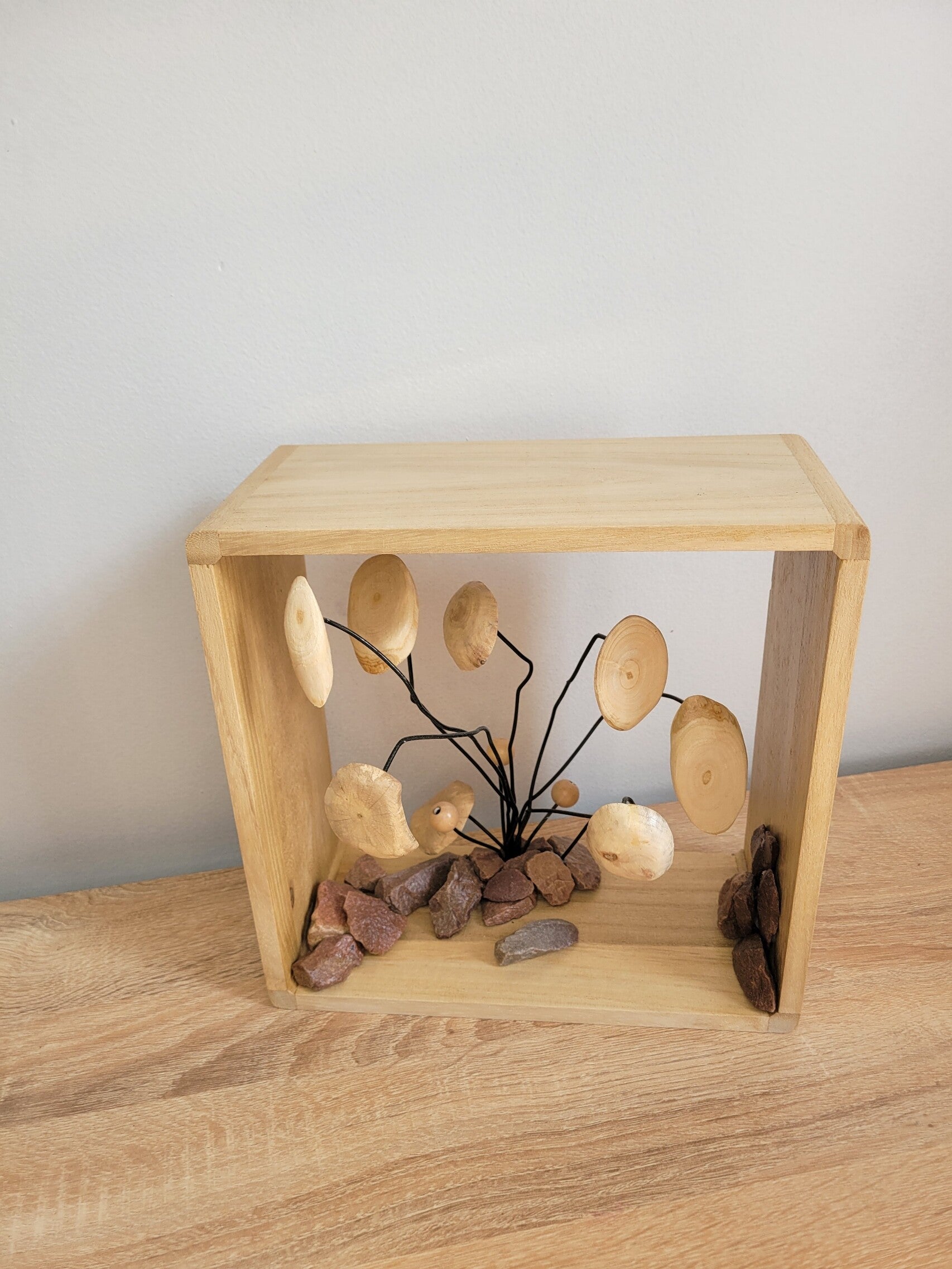 "Sculpture Arbre Déco en Bois et Pierres Naturelles – HARMONIE TERRE ET BOIS""