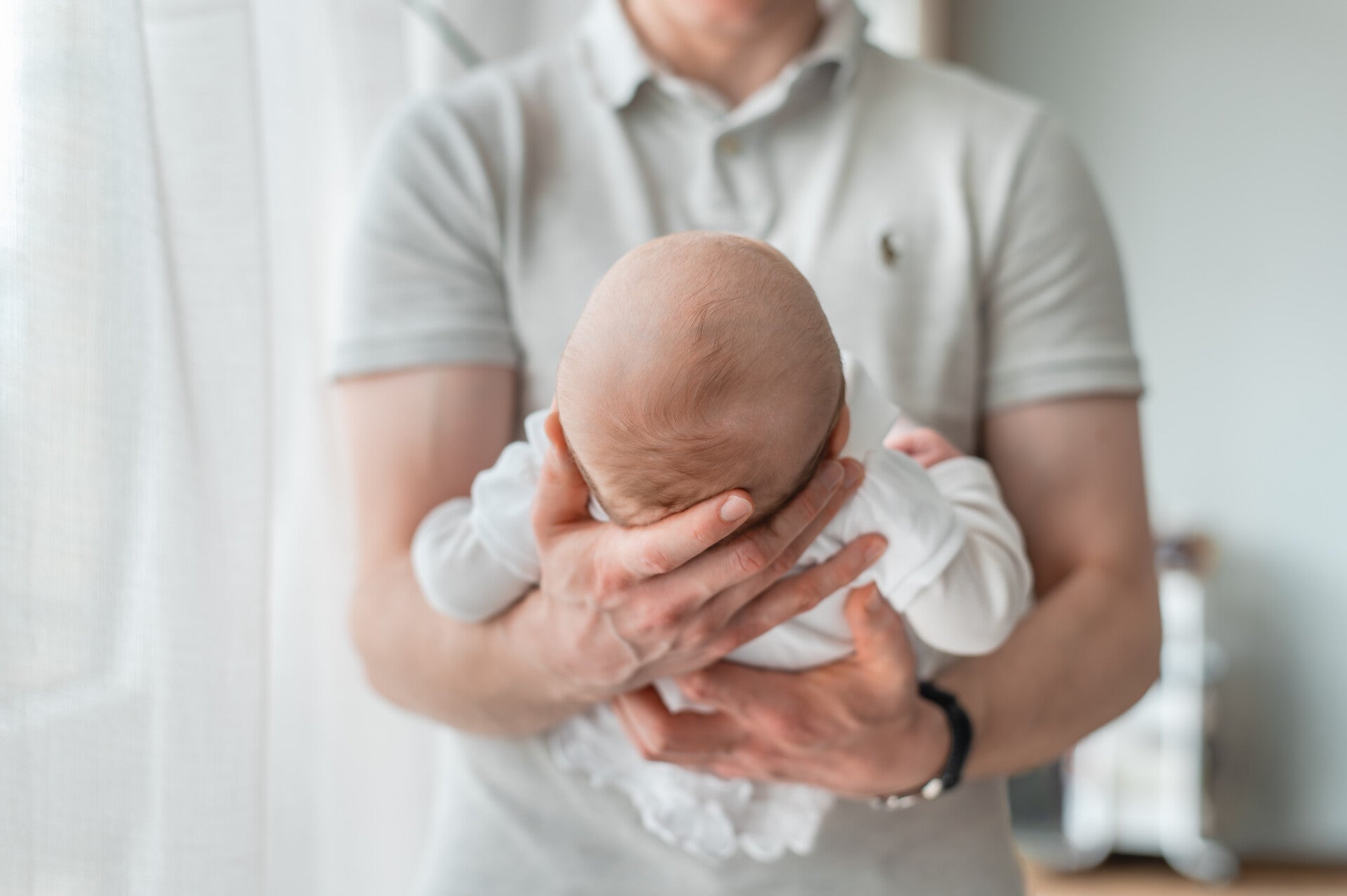 High-end babyfotografie met focus op rust, verbinding en de unieke schoonheid van jullie pasgeboren baby
