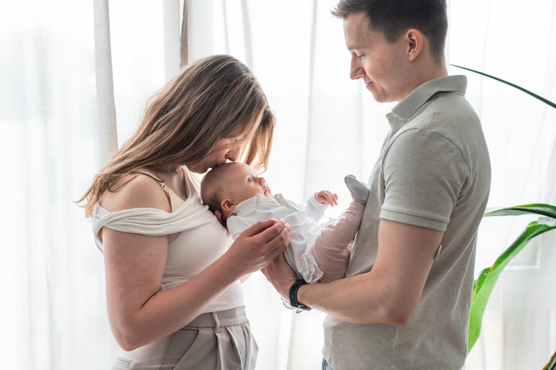High-end babyfotografie met focus op rust, verbinding en de unieke schoonheid van jullie pasgeboren baby