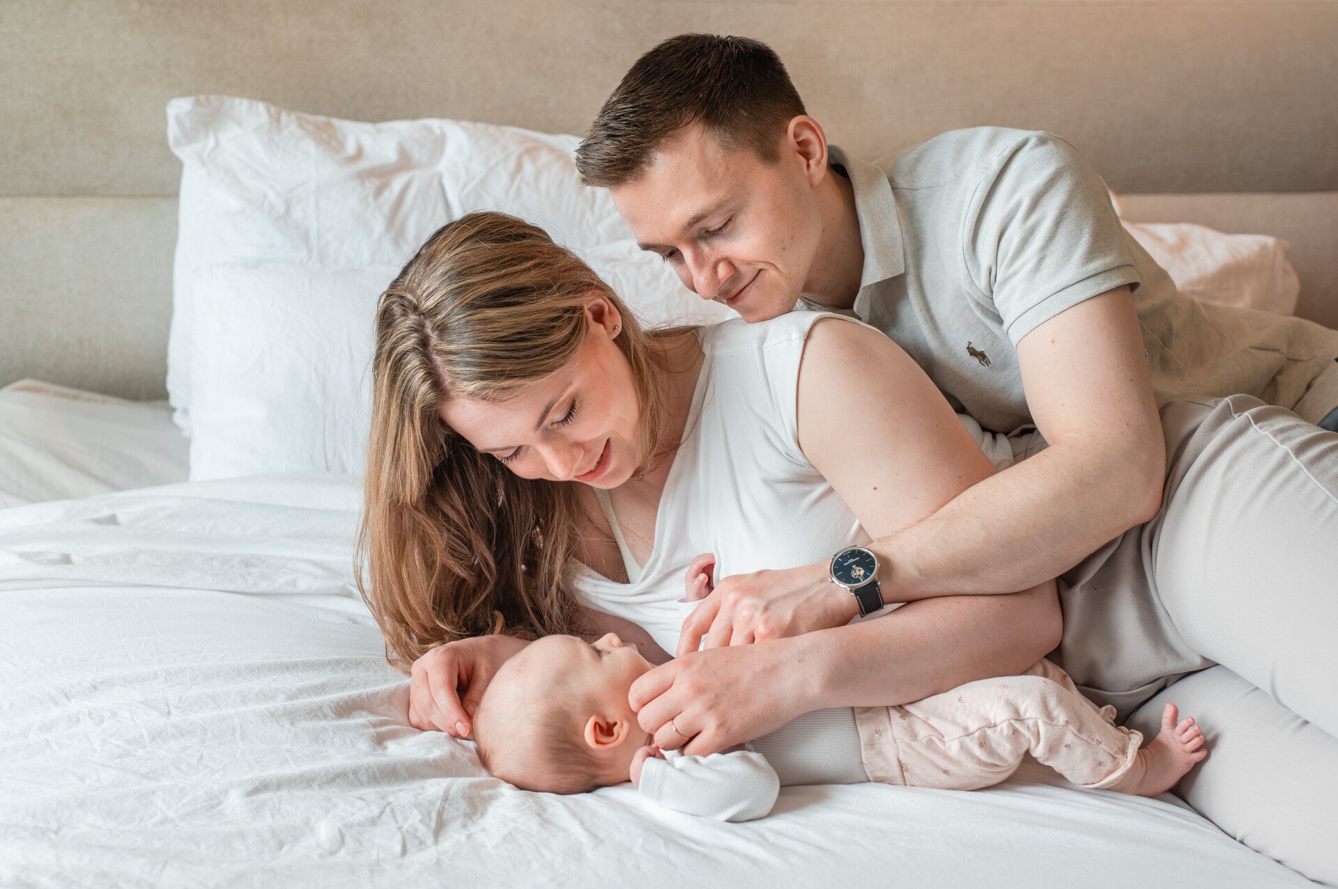 Professionele newborn fotograaf gespecialiseerd in luxe babyportretten met een zachte en pure stijl