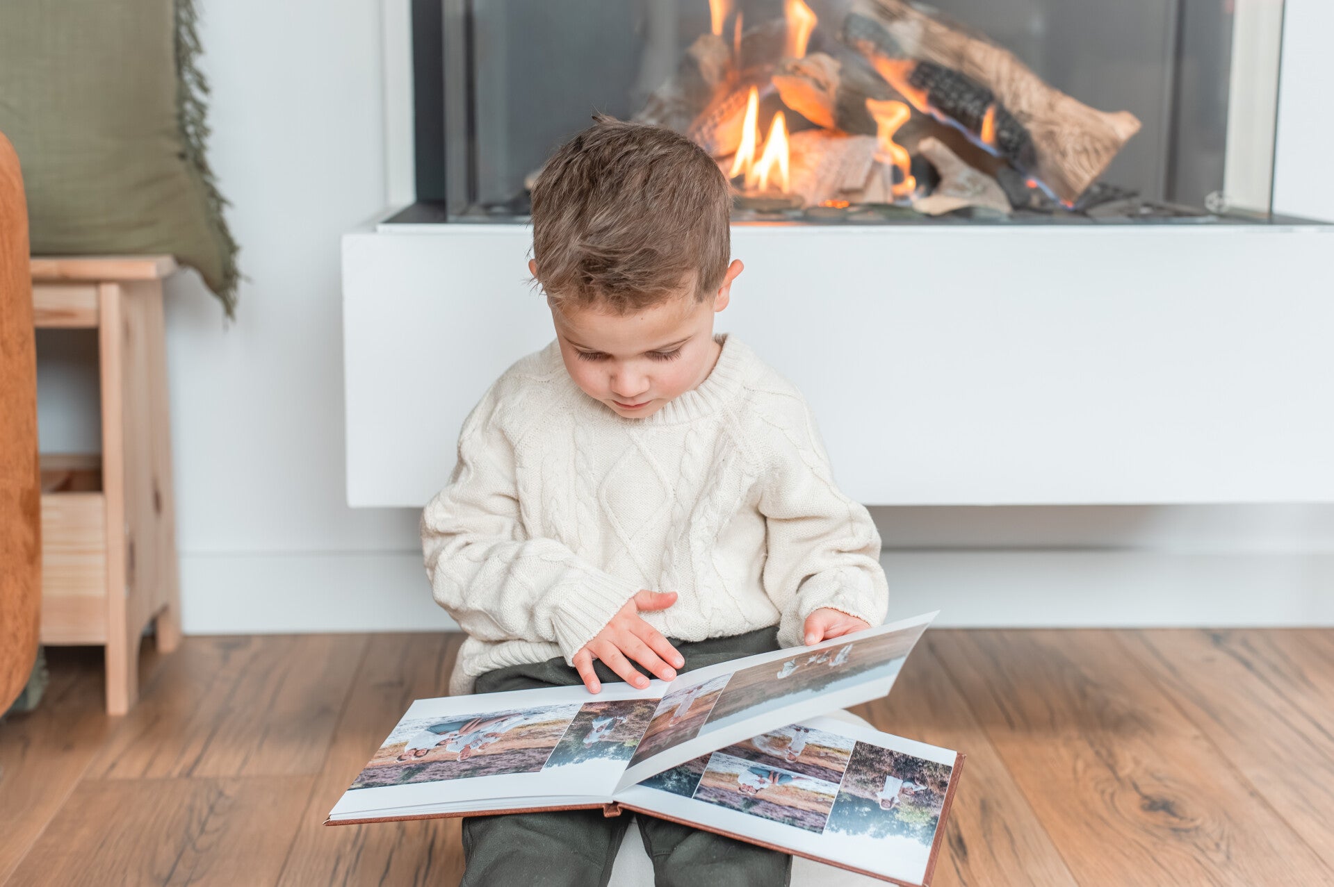 Familieshoot in de natuur of thuis, vastgelegd in een zachte en elegante fotografiestijl