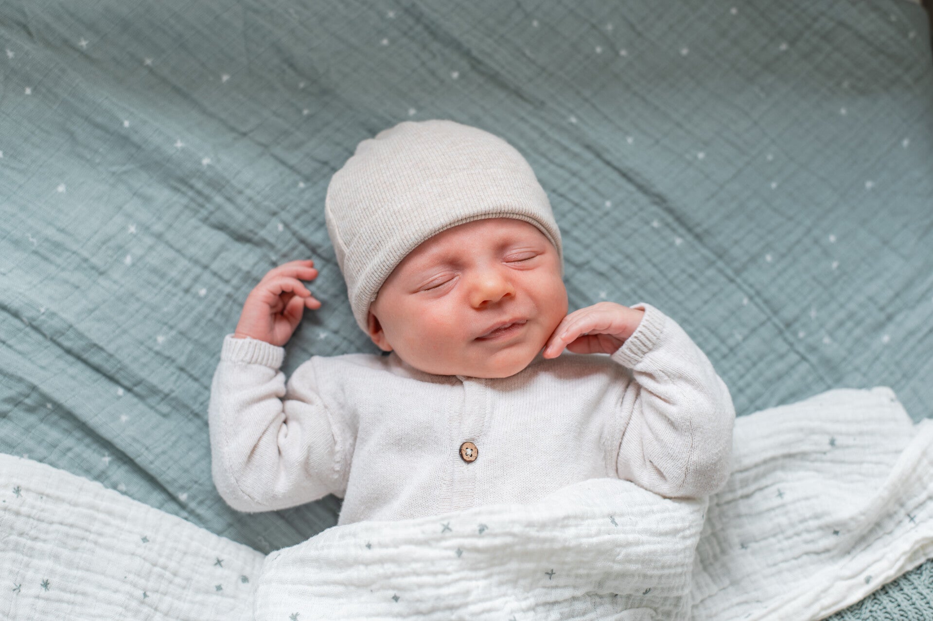 Exclusieve newborn fotografie in een warme, serene setting met natuurlijke en tijdloze uitstraling