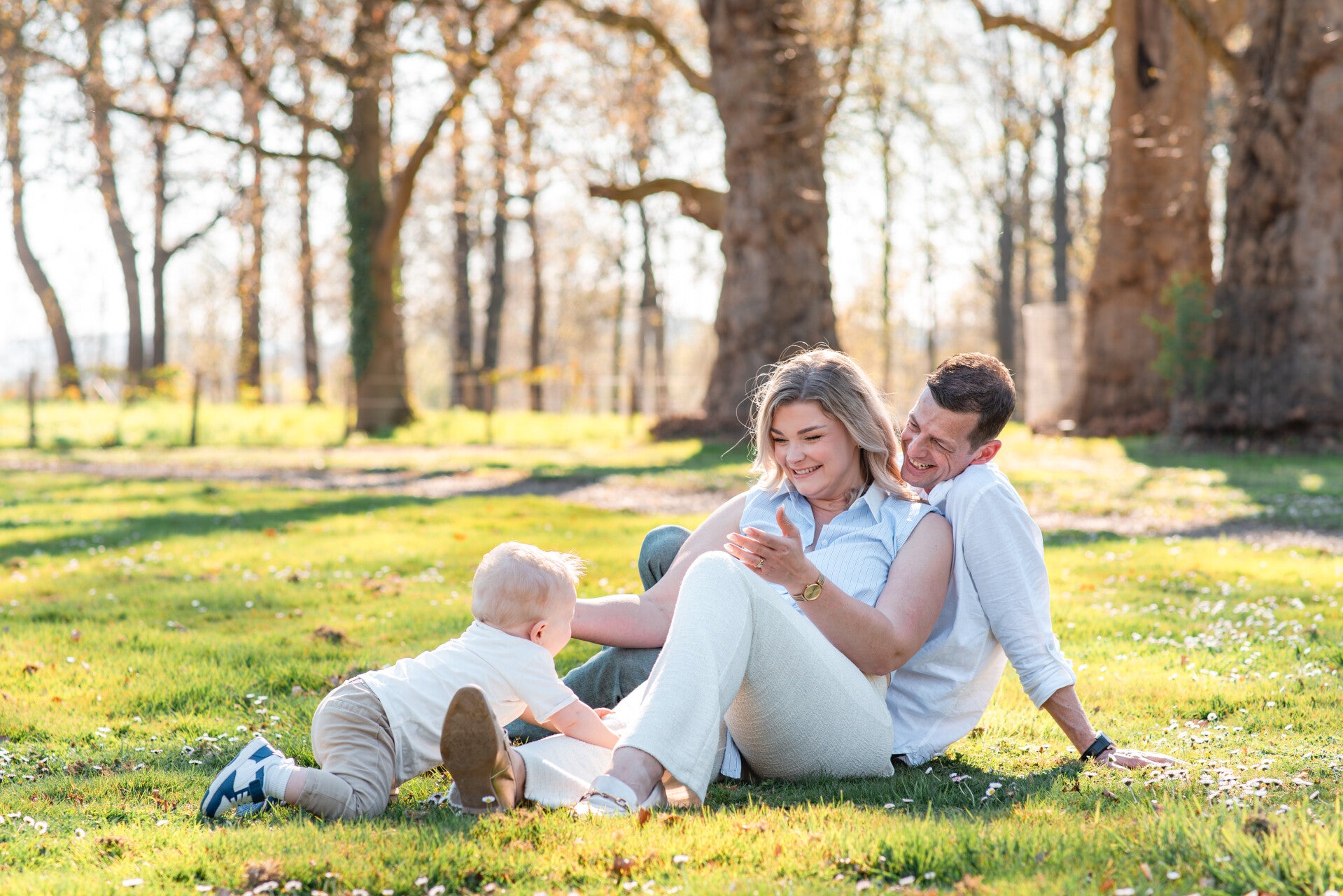 Gezinsreportage met natuurlijke poses en warme kleuren, perfect voor gezinnen met jonge kinderen