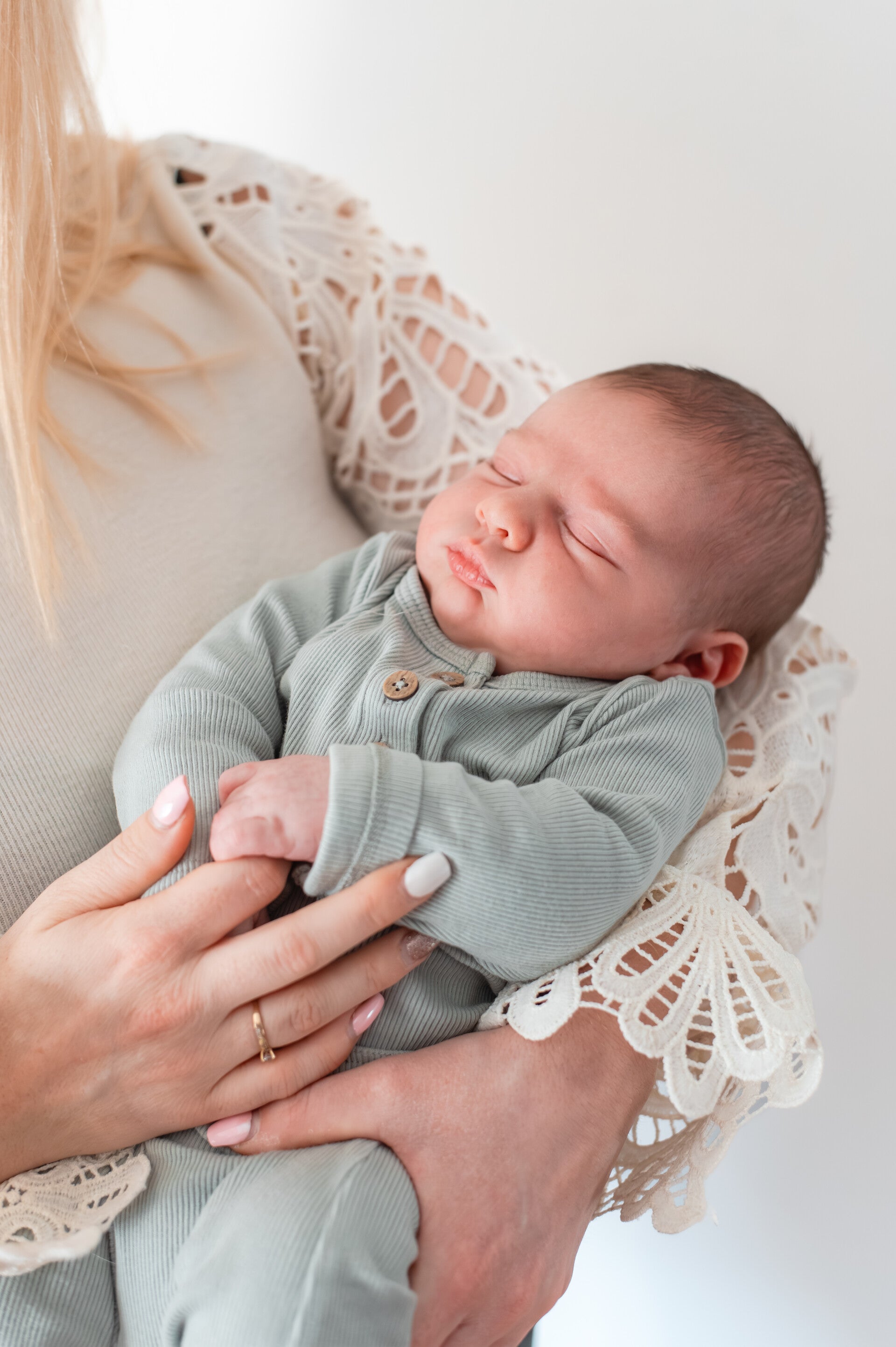 High-end babyfotografie met focus op rust, verbinding en de unieke schoonheid van jullie pasgeboren baby