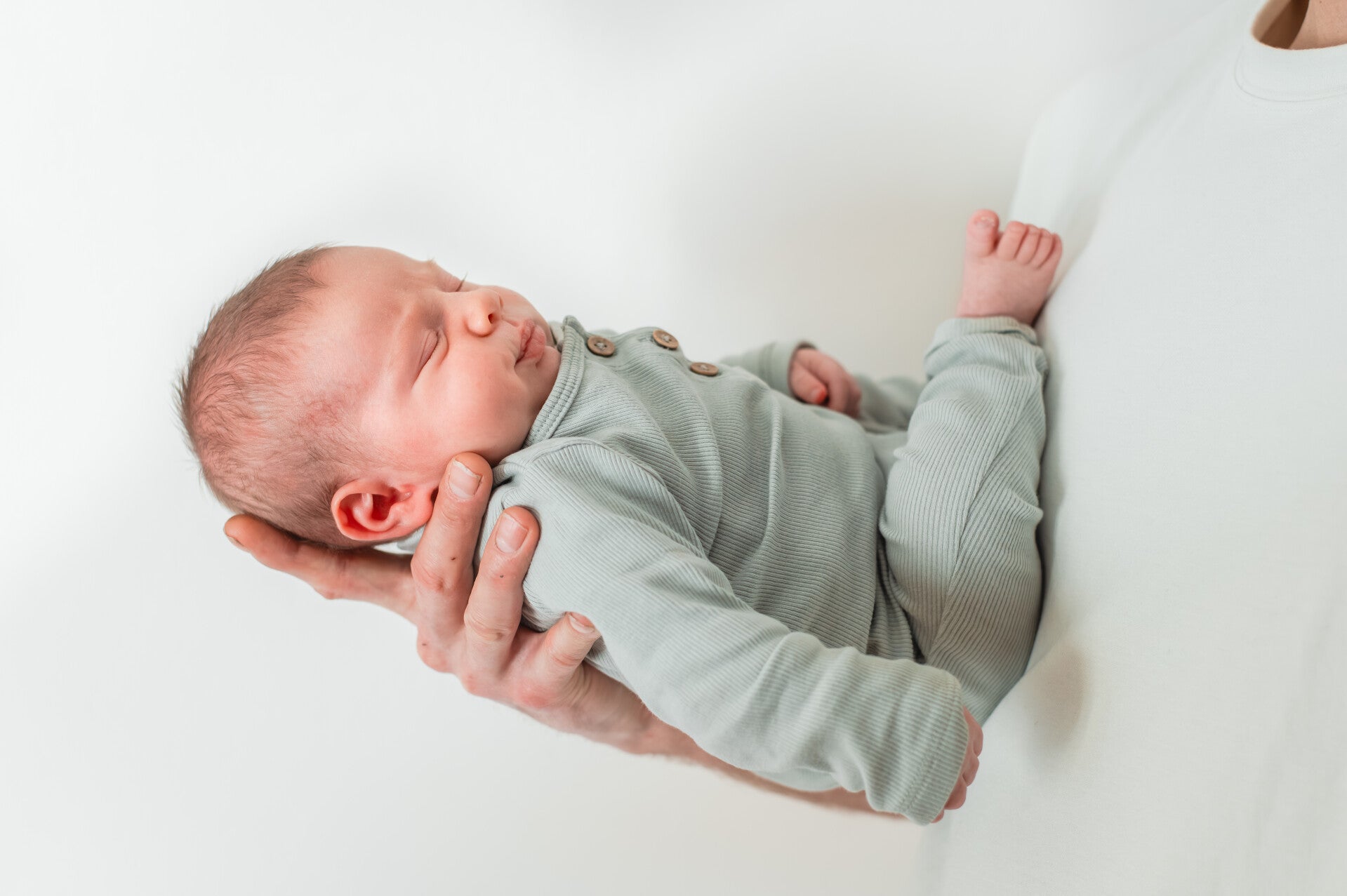 newborn fotografie met natuurlijke lichtinval, vastgelegd door een professionele newborn fotograaf met een tijdloze en verfijnde stijl