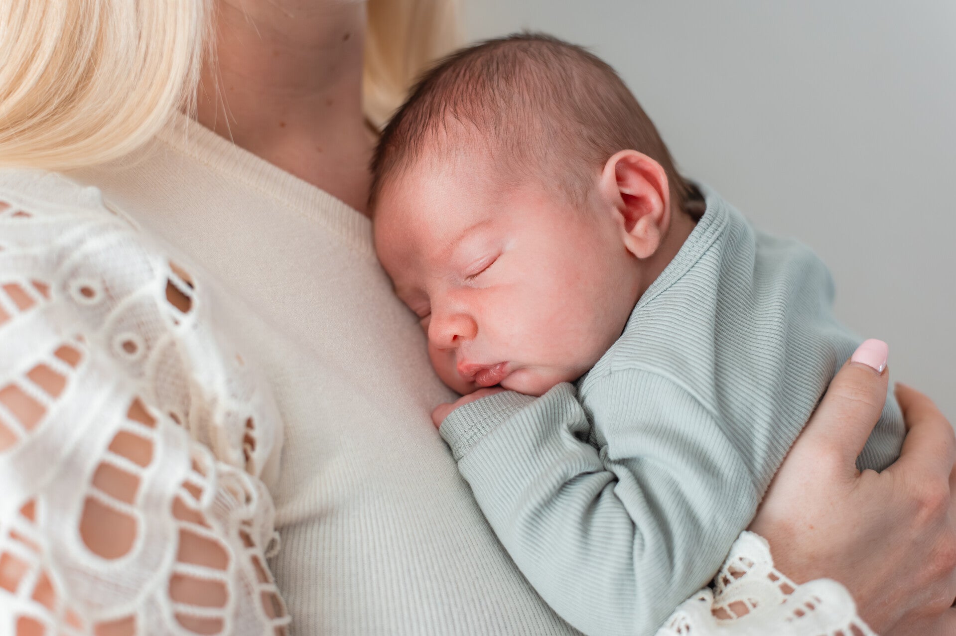 Exclusieve newborn fotografie in een warme, serene setting met natuurlijke en tijdloze uitstraling