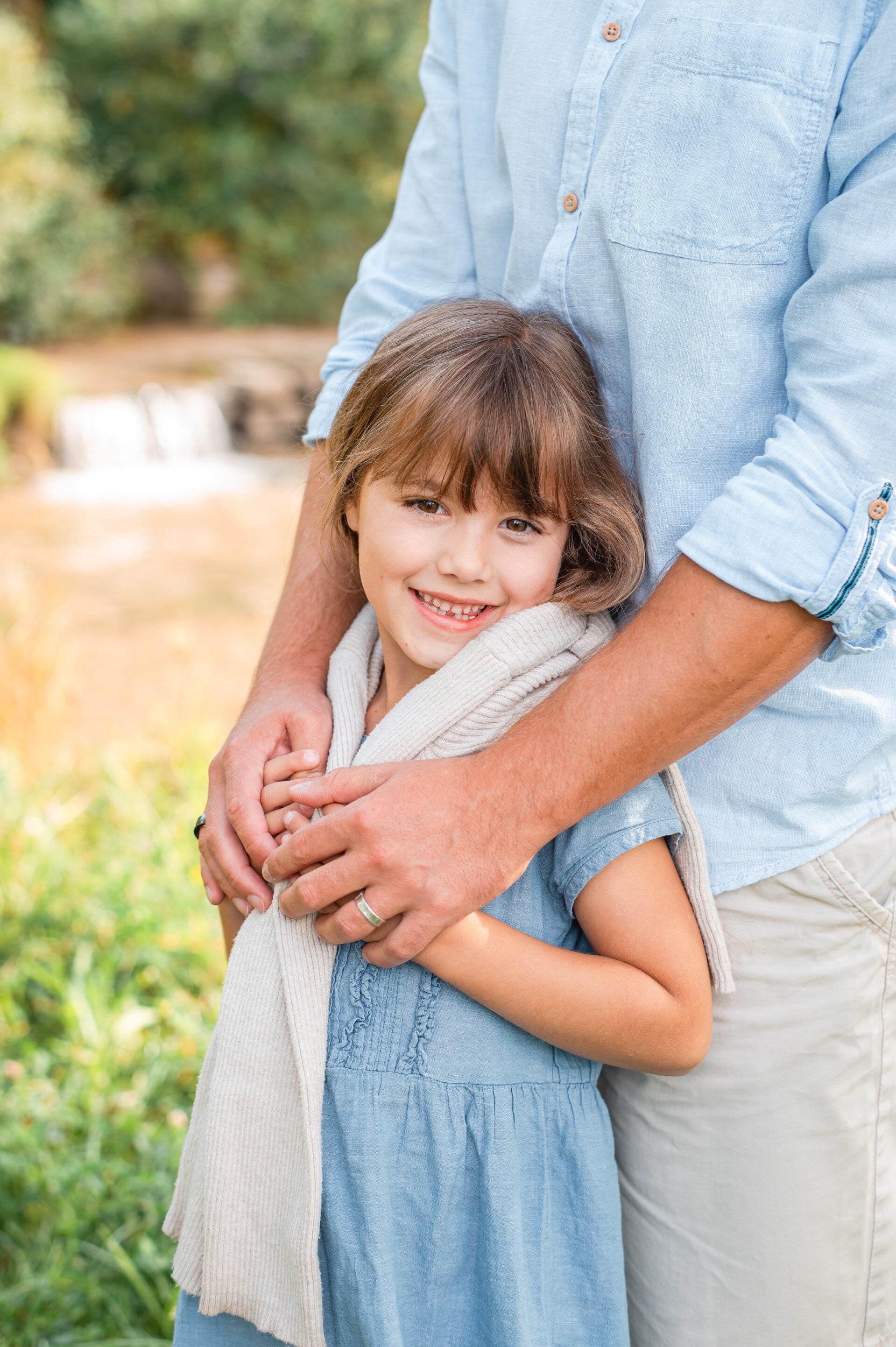 Gezinsreportage met natuurlijke poses en warme kleuren, perfect voor gezinnen met jonge kinderen