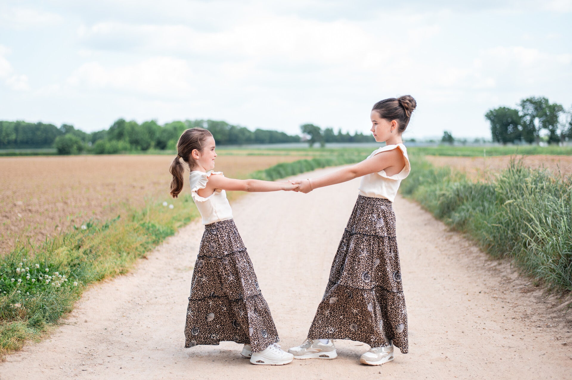 Professionele gezinsfotograaf voor ontspannen familieshoots met kinderen in een lichte en pure stijl