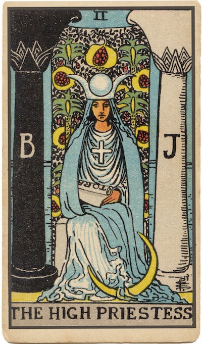 Carta de La Suma Sacerdotisa del Tarot. Mujer sentada entre dos columnas que simboliza la intuición, el misterio, el conocimiento oculto y la sabiduría interior.