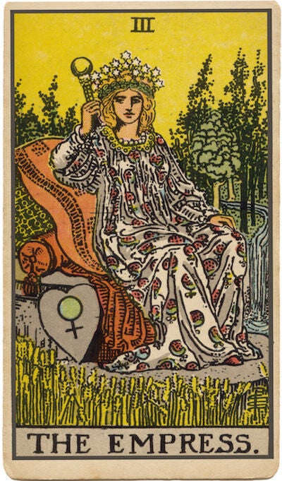 Carta de La Emperatriz del Tarot. Mujer sentada en un trono en la naturaleza que simboliza la abundancia, la fertilidad, la creatividad y la nutrición.