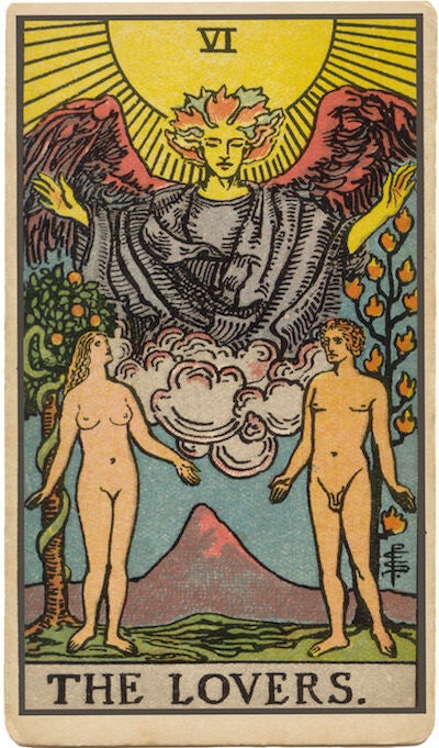 Carta de Los Enamorados del Tarot. Un hombre y una mujer con un ángel sobre ellos, simbolizando el amor, las decisiones importantes, las relaciones y la elección.