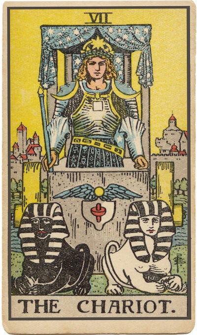 Carta de El Carro del Tarot. Un guerrero en un carro tirado por dos esfinges, simbolizando la victoria, el control, el impulso y la fuerza de voluntad.