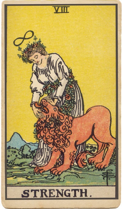 Carta de La Fuerza del Tarot. Una mujer acaricia la melena de un león, simbolizando la fuerza interior, el coraje, la compasión y el control.