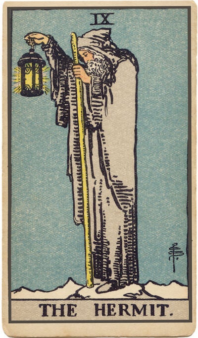 Carta de El Ermitaño del Tarot. Un anciano con una lámpara en la cima de una montaña, simbolizando la introspección, la soledad, la sabiduría y la búsqueda de la verdad interior.