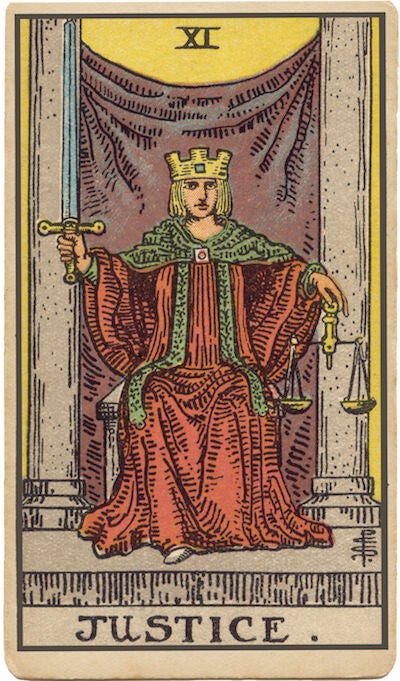 Carta de La Justicia del Tarot. Una mujer sentada con una espada y una balanza, que simboliza el equilibrio, la verdad, la causa y el efecto, y la equidad.