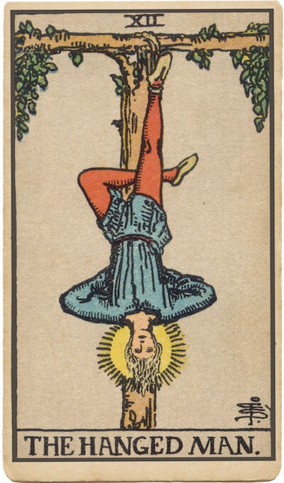 Carta de El Colgado del Tarot. Un hombre cuelga boca abajo de un pie, que simboliza la perspectiva, la renuncia, el sacrificio y una nueva forma de ver las cosas.