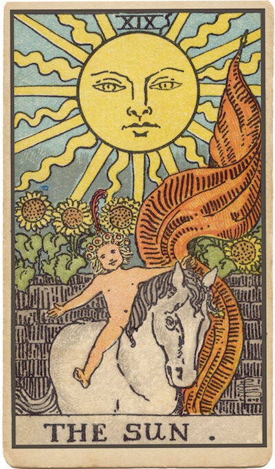 Carta de El Sol del Tarot. Dos niños bajo un sol brillante, que simboliza la felicidad, la vitalidad, el optimismo, el éxito y la alegría.
