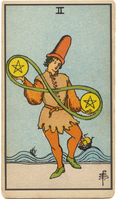 Carta de Dos de Oros. Una figura equilibra dos monedas, que simboliza la gestión, el equilibrio, los malabares y los altibajos financieros.