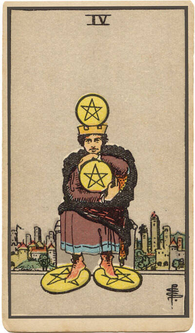 Carta de Cuatro de Oros. Una figura sostiene cuatro monedas de oro, que simboliza la posesión, la estabilidad, la seguridad y el apego material.