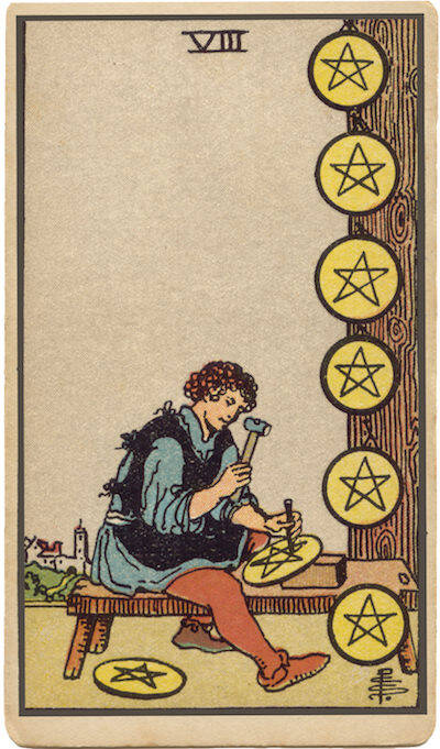 Carta de Ocho de Oros. Un artesano trabaja en su taller, que simboliza la dedicación, el perfeccionamiento, el aprendizaje y el trabajo duro.