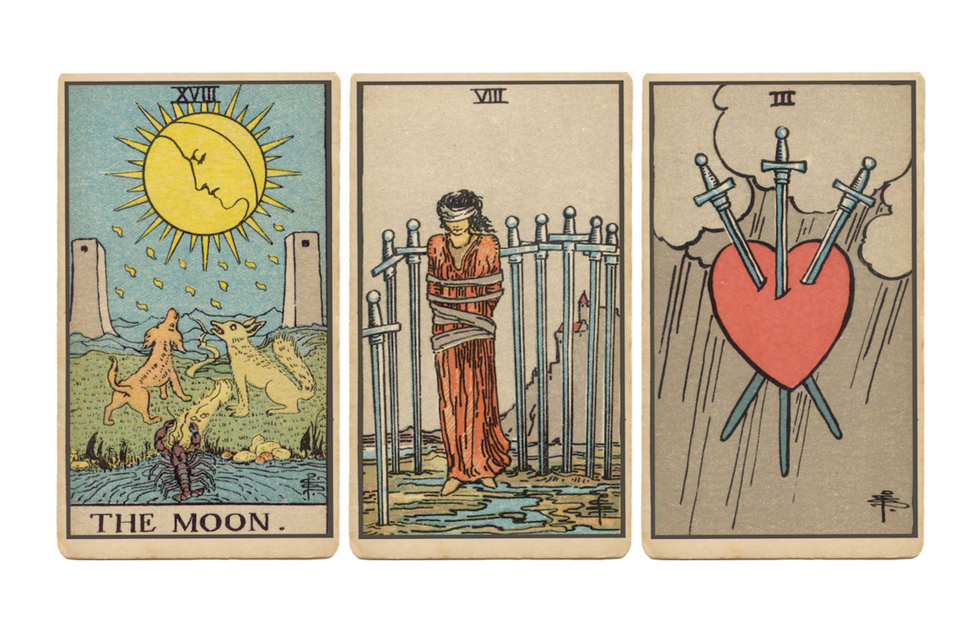 Tríada de Tarot: LA LUNA, EL OCHO DE ESPADAS Y EL TRES DE ESPADAS
