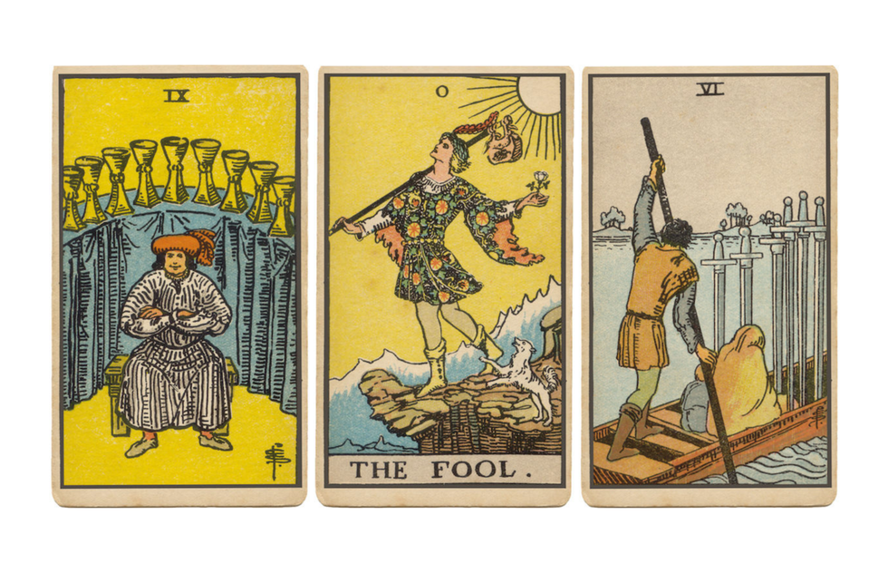 Tríada de Tarot: EL NUEVE DE COPAS, EL LOCO Y EL SEIS DE ESPADAS